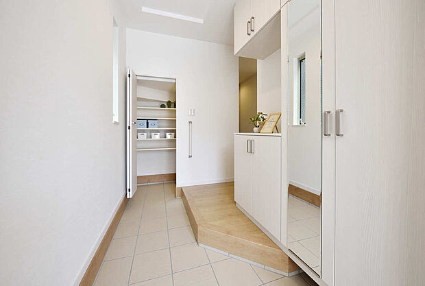 【【玄関同仕様】】間口の広い玄関ホールは開放的な空間で、たくさんお友達を呼ぶことができます。外出のタイミングが重なっても、ゆったりと準備ができる広さです。