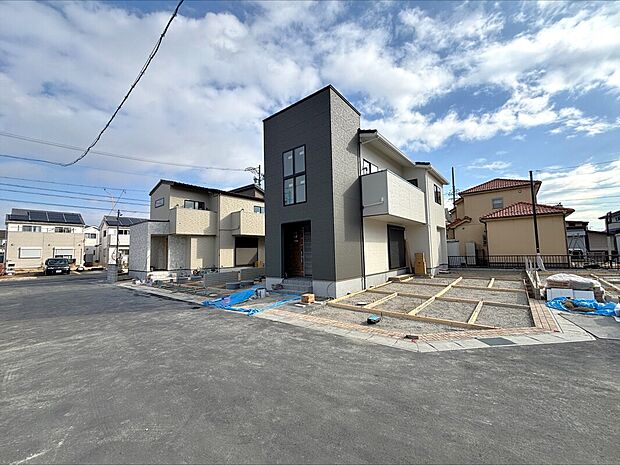 【【G棟・H棟　外観】】G棟、H棟を連棟撮影です。
区画中央（G棟・H棟の西側）の公道は約6.0ｍ幅ですので駐車もしやすいです。
周辺は閑静な住宅街。東側4棟は2026年3月完成を目指し、現在建築中です。