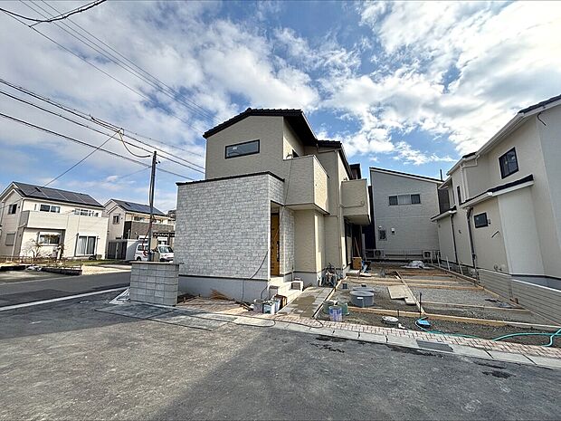 【【H棟　外観】】設計やインテリアコーディネーターが1棟1棟デザインし、周囲の街並みに溶け込むように考えています。いつまでも飽きの来ない外観です。