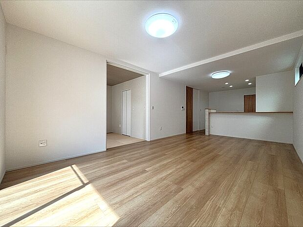 【【F棟　LDK】】ここにはみんなが集い、食事と楽しい会話が始まる。話に夢中になりすぎて、ついつい時を忘れてしまう。そんな束の間の幸せを感じさせてくれる場所です。