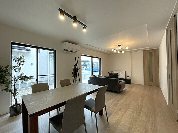 【【H棟　LDK】】一直線上に並ぶLDKは20.0帖の広さ。対面式のキッチンで視界を遮ることなく一体感ある空間を作れます。料理をしながらご家族と会話も弾みます。