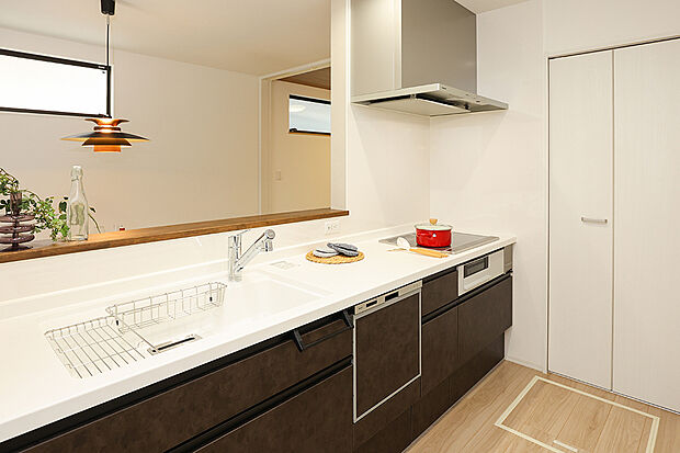 【【キッチン同仕様】】食器洗乾燥機付きでご家族の食器もピカピカ。後片付けもラクラクこなせて、日々の生活には欠かせない便利設備。環境にも手にも優しいのが嬉しいポイント！