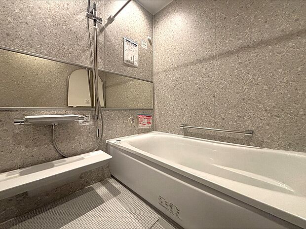 【【F棟　浴室】】浴室暖房乾燥機付きで雨の日でも洗濯物が干せるので、忙しい共働きのご家庭でも大活躍です。様々な機能があり入浴前後に重宝します。