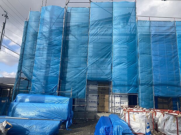 【【A棟　外観】】外壁が周囲の街並みと青空に映えるお洒落な仕上がり！周囲には高い建物のないエリア。青い空が大きく感じられ、開放感をご体感いただけます。