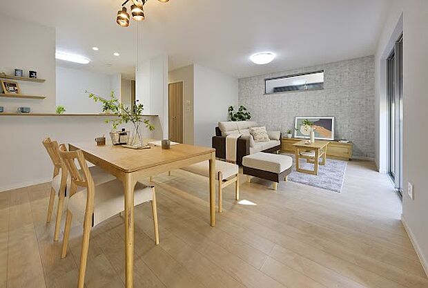 【【LDK同仕様】】オープンでのびやかな空間を生み出すこだわりの広がりとゆとり。ご家族と過ごす時間を大切にしたい方にピッタリの明るくゆとりある住空間。南側の窓から陽光がリビング全体にしっかりと届きます！