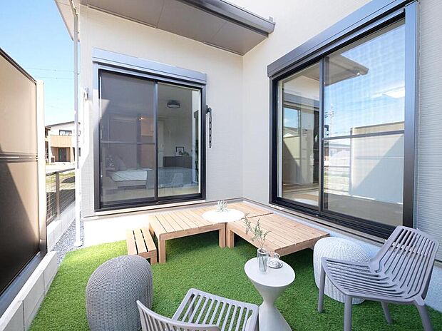 【【中庭同仕様】】建物の中心にあり、LDK・主寝室・畳コーナーをつなぐ中庭。プライバシーを保ちつつ、光を取り込み、室内を明るく開放的に◎1階にご家族が自然と集まる間取りです。