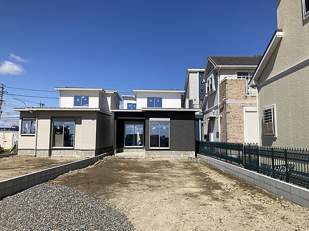 【【B棟　外観パース】】平屋+2階に3部屋を配置。ライフステージの変化に柔軟に対応可能な住まい♪「空間的ゆとり」が現在から将来に亘り永く安心をもたらします。