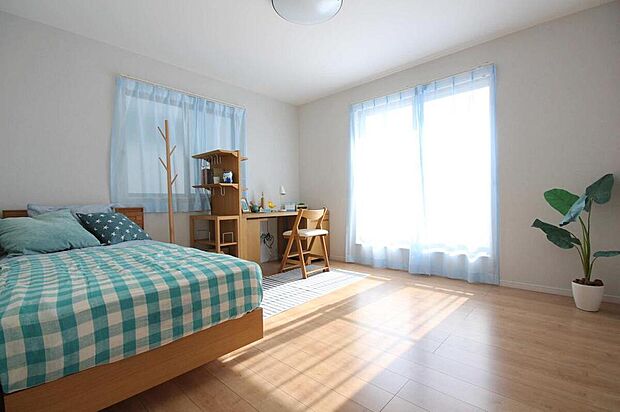 【【洋室同仕様】】ご家族一人ひとりの大切なプライベート空間。趣味に合わせて使っていただけるようシンプルに仕上げてあります。暮らし心地を大きく左右する収納を、適材適所に配置し使い勝手を考慮しました。