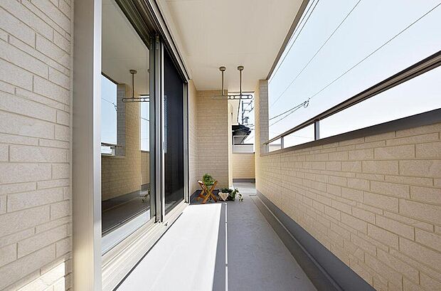 【【バルコニー同仕様】】日当たりの良いバルコニーは、一度にたくさんのお洗濯物が干せるのが魅力！バルコニーは洗濯物を干すだけの場所ではなく、ご家族のゆとりある時間を演出するプライベート空間。