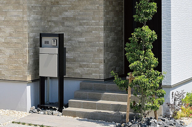 【【宅配ボックス】】外出時も荷物の受け取りが可能な宅配ボックスを標準設置。毎日の暮らしにゆとりをもたらすプラスワン設備です(物件により仕様は異なります)。