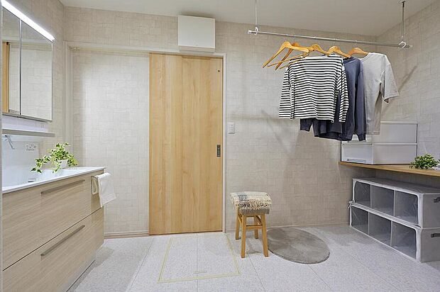 【【洗面室同仕様】】雨天時や花粉時期、梅雨時期など洗濯物を外に干すのが難しい時は室内干しができるランドリースペースが便利！お出かけの際も急な天候不良でも慌てずに済みます。/C棟・D棟