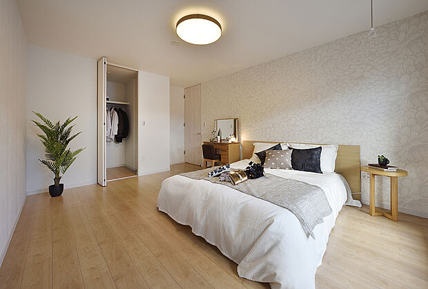 【【主寝室同仕様】】10.0帖以上のゆとりある主寝室。大きめのベッドを置いても動線を塞ぐことがなく、快適な住空間でゆったり寛ぐことができます。