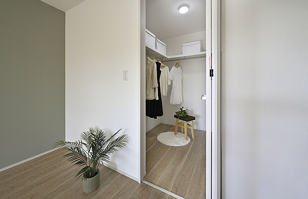 【【ウォークインクローゼット同仕様】】衣類や小物をスッキリ収納できるウォークインクローゼットを配置しています。シーズンオフの家電なども収納可能。住空間を広々お使いいただけます。