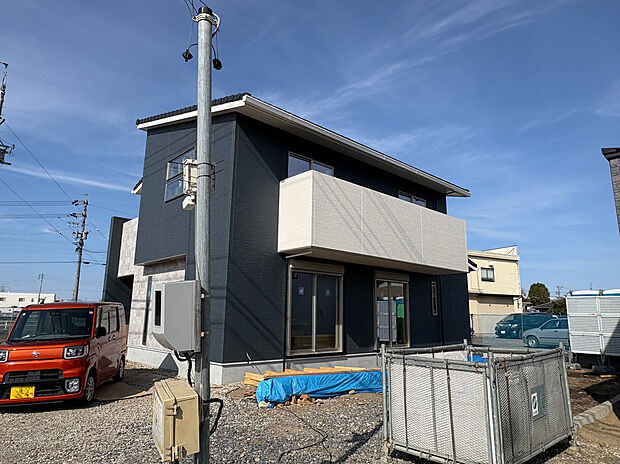 【【B棟　外観】】シックで落ち着いた色合いが魅力的な住まいです。駐車場を4台確保し、セカンドカーの所有や、お車で来客の際もスムーズにご案内できます。