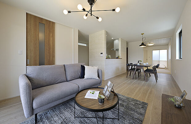 【【LDK同仕様】】20.0帖以上の開放的なLDK。家具配置しやすい縦長の形状です。空間全体を見渡せる対面式キッチンを採用し、調理中でもLDにいる家族と一体感を味わえます。