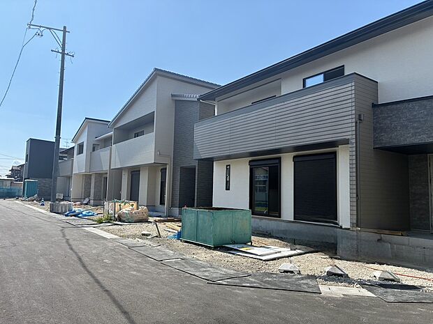 【【前面道路含む現地写真】】一宮市奥町加古穂に全5棟の街並みが誕生。プライベートの時間も大切にできる「5LDK」の間取り設計です。