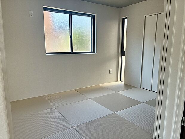 【【A棟　和室】】LDKと隣接した和室。お子様の遊び部屋・お昼寝スペースとして使うのもオススメです！客間としてもご活用いただけます。