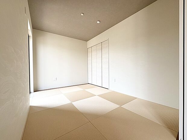 【【B棟　和室】】LDKと隣接した和室。お子様の遊び部屋・お昼寝スペースとして使うのもオススメです！客間としてもご活用いただけます。