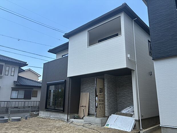 【【E棟　外観】】各棟個別にプロのコーディネーターがデザイン。隣棟はもちろんのこと、周りの街並みとのバランスをしっかりと考えて設計。街並みの一角を鮮やかに彩ります。