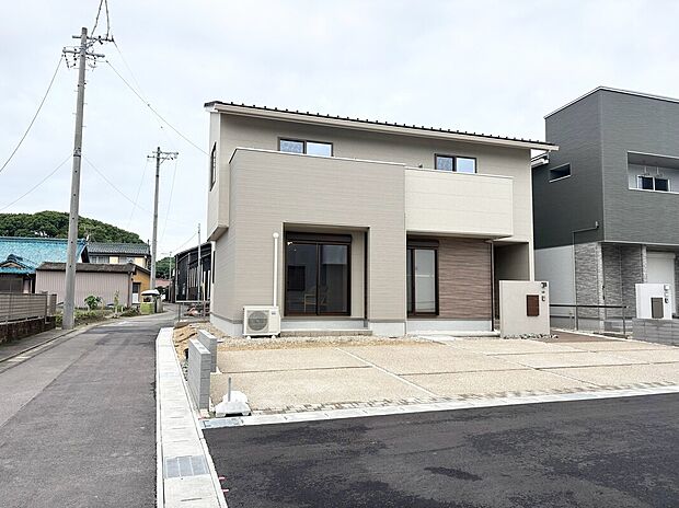 【【D棟　前面道路含む現地】】D棟南西からの撮影。内観も完成しておりご見学可能です。2面道路で採光も風通しも良い物件。