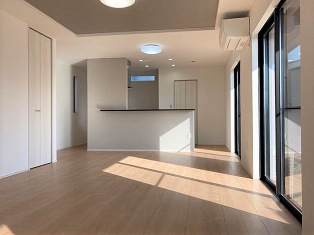 【C棟 キッチン】
回遊動線を取り入れたキッチンです。シンク側・コンロ側どちらからも出入りができ、移動がスムーズになります。