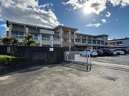 厚見中学校 約1520m(徒歩約19分)