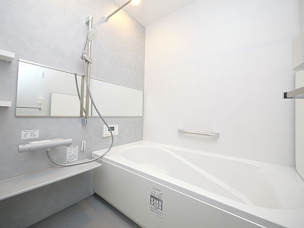 【【H棟 浴室】】1坪タイプのバスルーム。ゆったり足が伸ばせるので、毎日の疲れを癒すバスタイムを実現。ご家族一緒に入れます。浴室暖房乾燥機付きで浴室内干しも可能!
