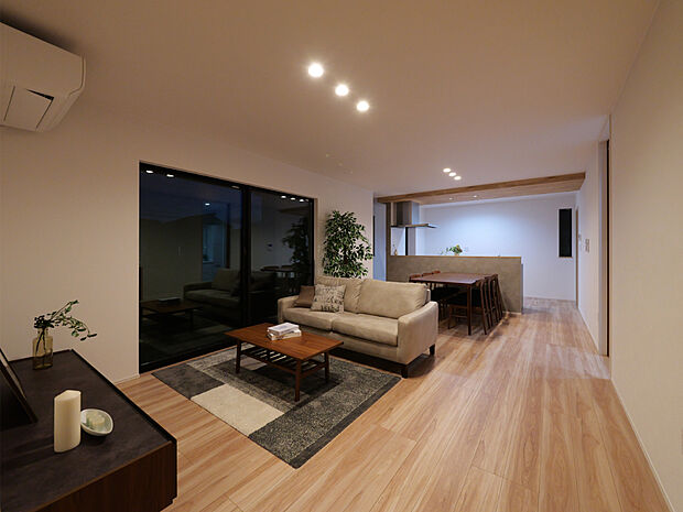 【【I棟 LDK】】室内にいても、たっぷりの陽光と爽やかな風を感じていただける、開放感あふれるリビングです。エアコンを設置しており、いつでも快適な空間でお過ごしいただけます。