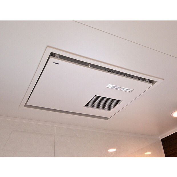 【【浴室暖房乾燥機】】花粉・梅雨時にはありがたい浴室暖房乾燥機。浴室に標準装備で夏の暑い日・冬の寒い日に重宝します。1台で暖房・乾燥・涼風・換気の4役をこなします。