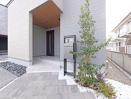 【A棟　玄関まわり】