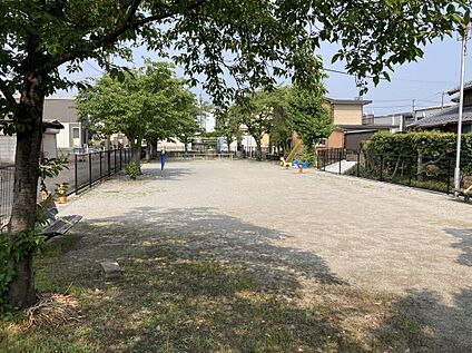 西之川公園 約200m(徒歩約3分　自転車約1分)