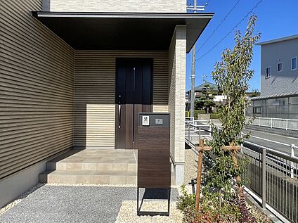 【B棟　玄関ポーチ】