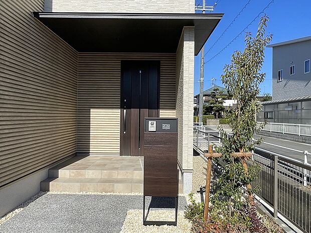 【【B棟　玄関ポーチ】】スマートロックシステムを搭載した玄関で、スマートフォンを取り出さずにカギを施錠解錠したり、アプリ操作で施錠解錠したりできます。