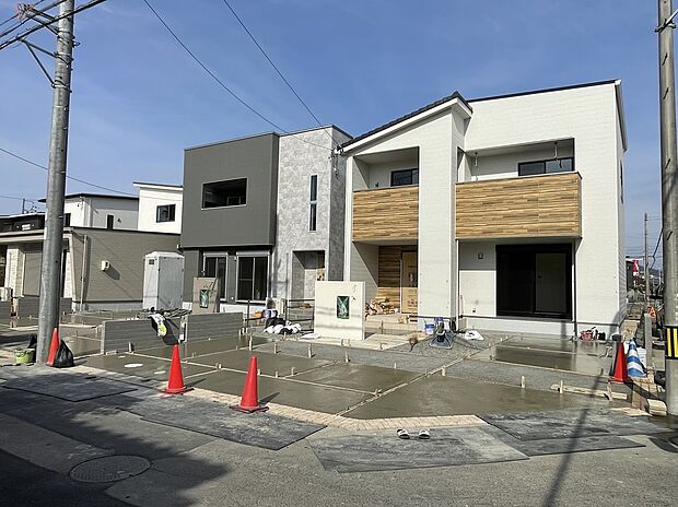 【【前面道路含む現地写真】】【A・B棟】世代を超えて住み継げる、長期優良住宅+住宅性能評価取得の住まい。ゆとりある5LDKの間取りに、+αの設備・仕様が詰まった2棟のご案内です！