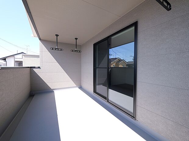 【【C棟 バルコニー】】南向きで日当たりが良く、お洗濯物がしっかり乾き気持ち良いです!間口もしっかりとれているため、天気の良い日はお布団を干しても気持ち良いです♪