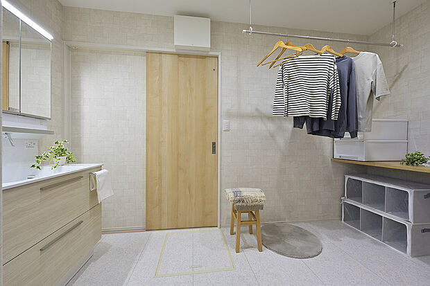 【【ランドリースペース同仕様】】毎日の洗濯が楽になる便利なカウンター付きランドリースペースがあります。洗う・干す・乾かす・畳むが1つの空間で行え、家事動線がラクラクです♪