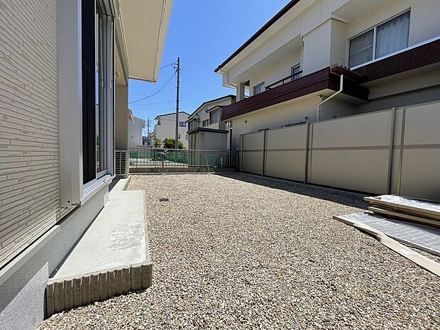 【【C棟　南庭】】南にも庭を設置致しました。プライベートな中庭と使いわけ可能です。