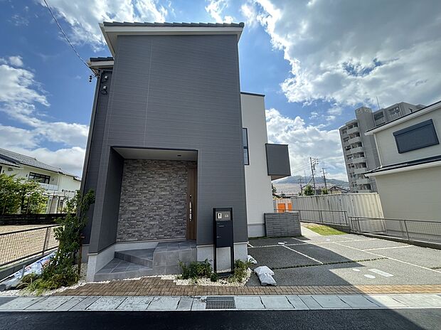 【【B棟　外観】】グレーを基調としたモダンで落着きある色合いの外観です。宅配ポスト付きで不在時も荷物の受取可能です。