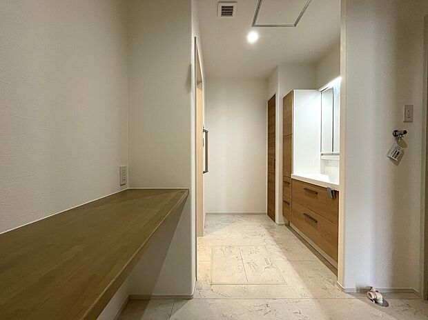 【【A棟 洗面室】】シャワー付き水栓を採用しており、朝の身支度や日々のお手入れなどに便利にご利用いただけます。収納スペースも豊富で、水回り用品などをスッキリと収納可能です。