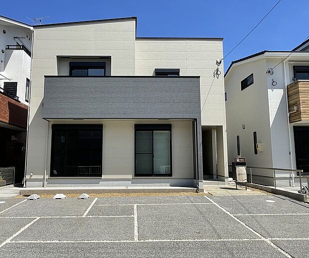【【B棟 外観】】全体的に落ち着いた雰囲気の外観です。各棟、個性を持たせたデザインの設計にしており、こだわりが詰まっています。