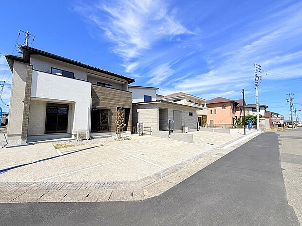 【前面道路含む現地写真】
近鉄湯の山線「菰野」駅まで徒歩約13分のロケーション。最寄りの三重交通バス「イオンタウン菰野」停も徒歩約9分で、公共交通機関をご利用しやすい環境です。