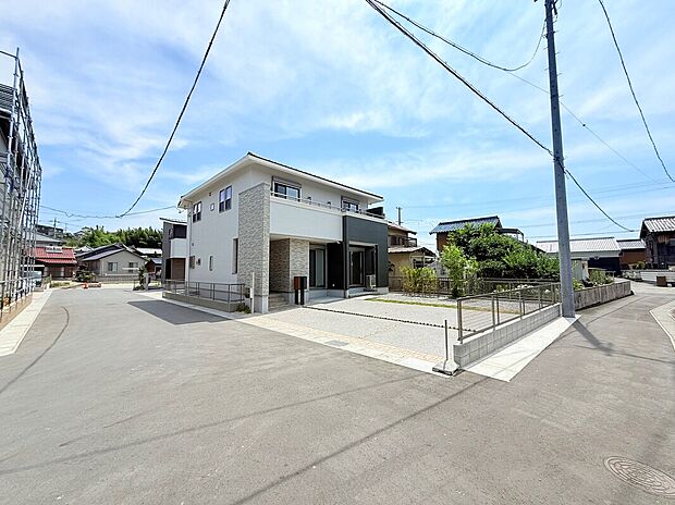 【【前面道路含む現地写真】】閑静な住宅地で子育て世帯にもピッタリ。お散歩も快適な緑に恵まれたエリアで、自然に包まれた穏やかな暮らしを実現できるゆとりある住環境が整っています。緑の潤いを感じながらホッと生活できそう♪