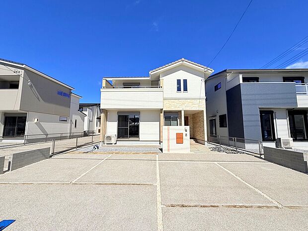 【【B棟 外観】】スタイリッシュでありながら温かみを感じる外観です。玄関ポーチにゆとりがあり、自転車やベビーカーも置けます。