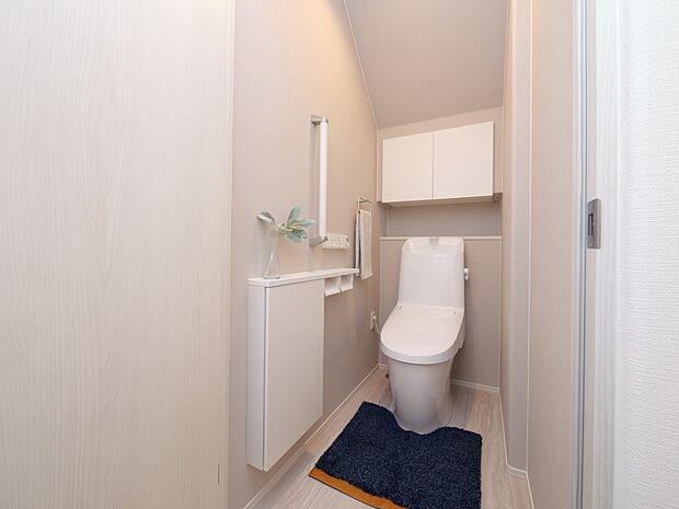 【【トイレ同仕様】】お掃除が簡単な節水型シャワートイレ。収納を設置していますので、小物や掃除用具、トイレ用品などの収納に便利です。