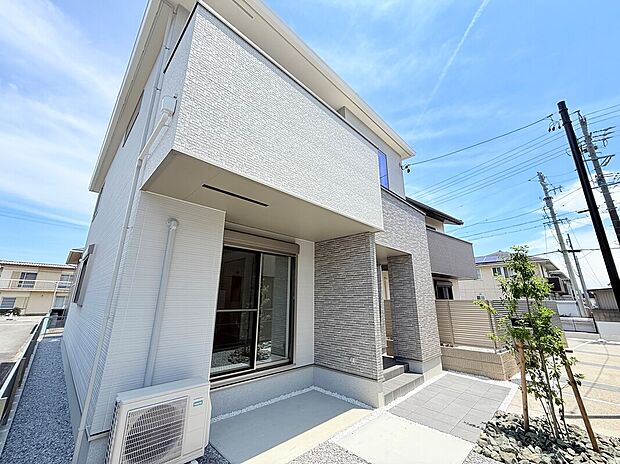 【【B棟 外観】】全体的に落ち着いた雰囲気の外観です。各棟、個性を持たせたデザインの設計にしており、こだわりが詰まっています。