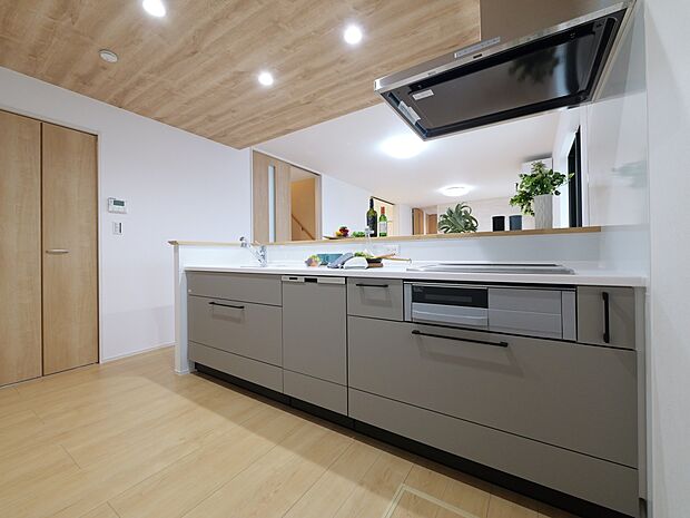 【【キッチン同仕様】】毎日使うから、家事ラク×時短にこだわったシステムキッチンを採用!食器洗乾燥機・浄水器混合栓を標準装備。人造大理石のシンクは日々のお手入れの負担を軽減し、高級感を演出します。