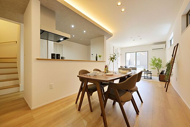 【【B-10棟　LDK】】大きめのテレビも置ける20帖の広々リビングは、日当たりが良く、部屋いっぱいに明るい陽光が広がります。明るく居心地の良いリビング空間には、自然とご家族が集まります。