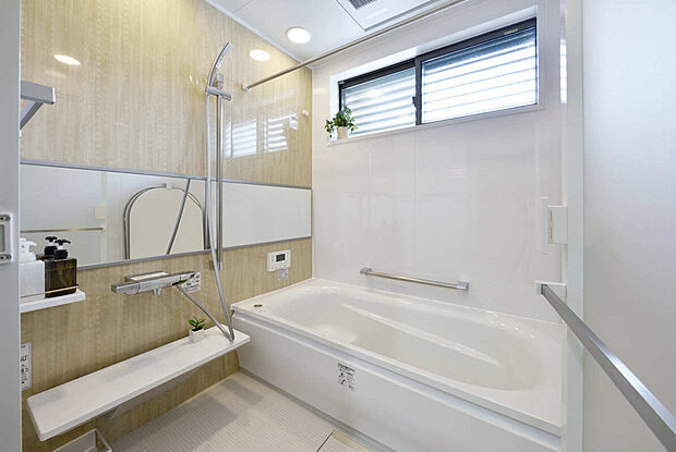 【【浴室同仕様】】魔法びん浴槽やほっカラリ床、浴室暖房乾燥機など、多彩な機能を標準装備。一般的な1616サイズより一回り大きい1717サイズ。リフレッシュ&リラックスできるバスタイムを演出します。