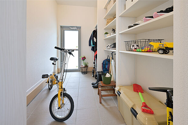 【玄関収納】玄関収納は全邸標準仕様(形状は各邸異なります)。三輪車やゴルフバッグなど屋外で使用するものを室内に持ち込むことなくすっきり収納できます。