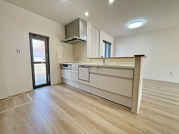 【E棟 キッチン】ご夫婦や親子で料理する時間が楽しくなる使い勝手の良い、広いワークトップ。一緒にお料理や家事をすることでよりご家族の仲が深まりますね。